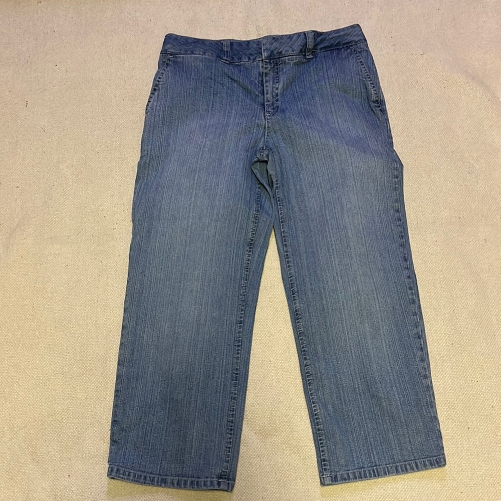 IZOD Women's Straight Leg Cropped Jeans Light Wash Denim Trousers
